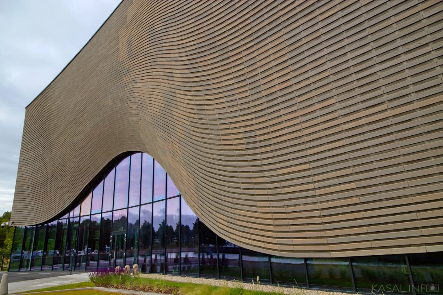 The Facade Wave
.
.
.
.
.
#UrbanLandscape #ArchitecturalBeauty #CreativeFacade #DesignInspiration #ArchitectureOfTheDay #ArchDaily #FineArtArchitecture #ArchitecturalPhotography #AbstractArchitecture #LinesAndCurves #GeometryInArchitecture #ArchitecturalInspiration #ModernDesign #BuildingArt #ContemporaryArchitecture #ArchitectureLovers #ArchitecturalDesign #moderarchitecture #facade #zps #zonerstudio #leba #lebapoland #polandtravel #visitpoland #discoverpoland #balticsea #travelpoland