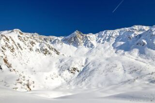 Silent Ridge⁠
.⁠
.⁠
Snow-covered mountains rise beneath a deep blue sky, where light and shadow shape the quiet rhythm of the winter landscape.⁠
.⁠
.⁠
#tirol #mountainlandscape #wintermountains