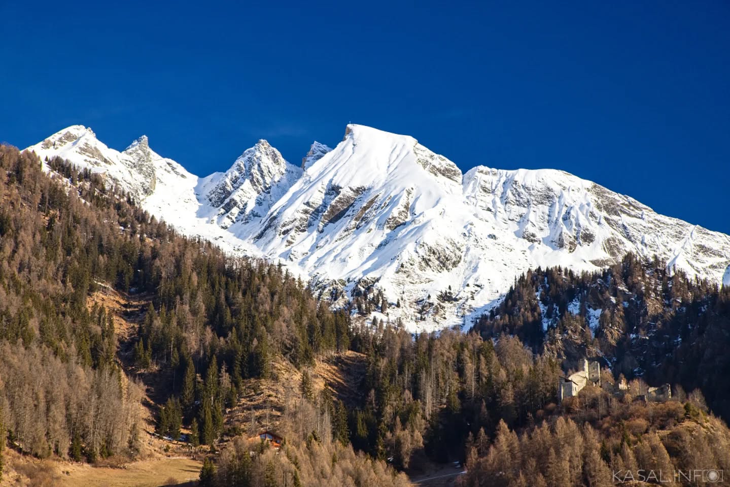 Forgotten Castle⁠
.⁠
.⁠
Hidden between the forest and the foot of snow-covered peaks, the castle quietly endures the passage of time — almost unseen, yet still present in the landscape.⁠
.⁠
.⁠
#tirol #mountainlandscape #wintermountains