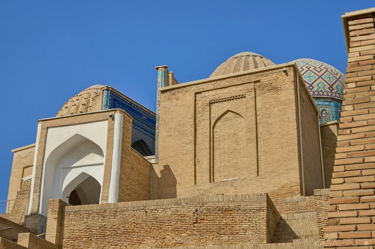 Hidden Domes⁠
.⁠
.⁠
Behind the sunlit brick walls, the domes of Samarkand emerge quietly, revealing only a glimpse of the city's architectural grandeur.⁠
.⁠
.⁠
#SilkRoad #Samarkand ##shahizinda